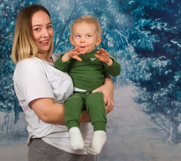 HATER SPRØYTER: Theo er avhengig av sin daglige dose med veksthormoner. En tøff oppgave for både mamma og pappa, ettersom Theo skriker allerede i det han hører lyden av hetten som tas av sprøyte-pennen.
Foto: Svend Aage Madsen/ Se og Hør HATER SPRØYTER: Theo er avhengig av sin daglige dose med veksthormoner. En tøff oppgave for både mamma og pappa, ettersom Theo skriker allerede i det han hører lyden av hetten som tas av sprøyte-pennen.
Foto: Svend Aage Madsen/ Se og Hør